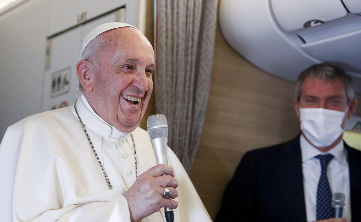 El papa Francisco atiende las preguntas de los periodistas en el avión de regreso a Roma.