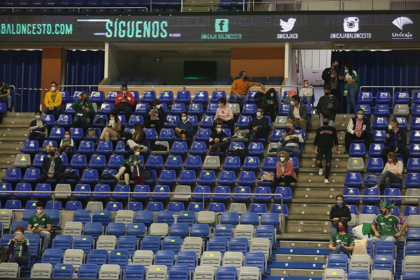 Aficionados en el Carpena después de cuatro meses y medio.