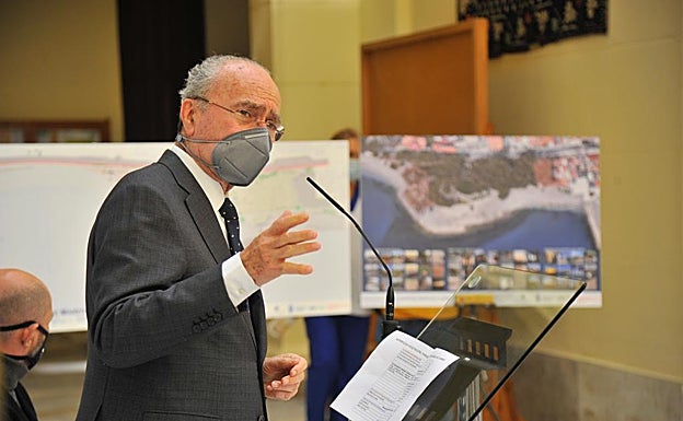El alcalde, esta mañana durante la presentación del parque de los Baños del Carmen. 
