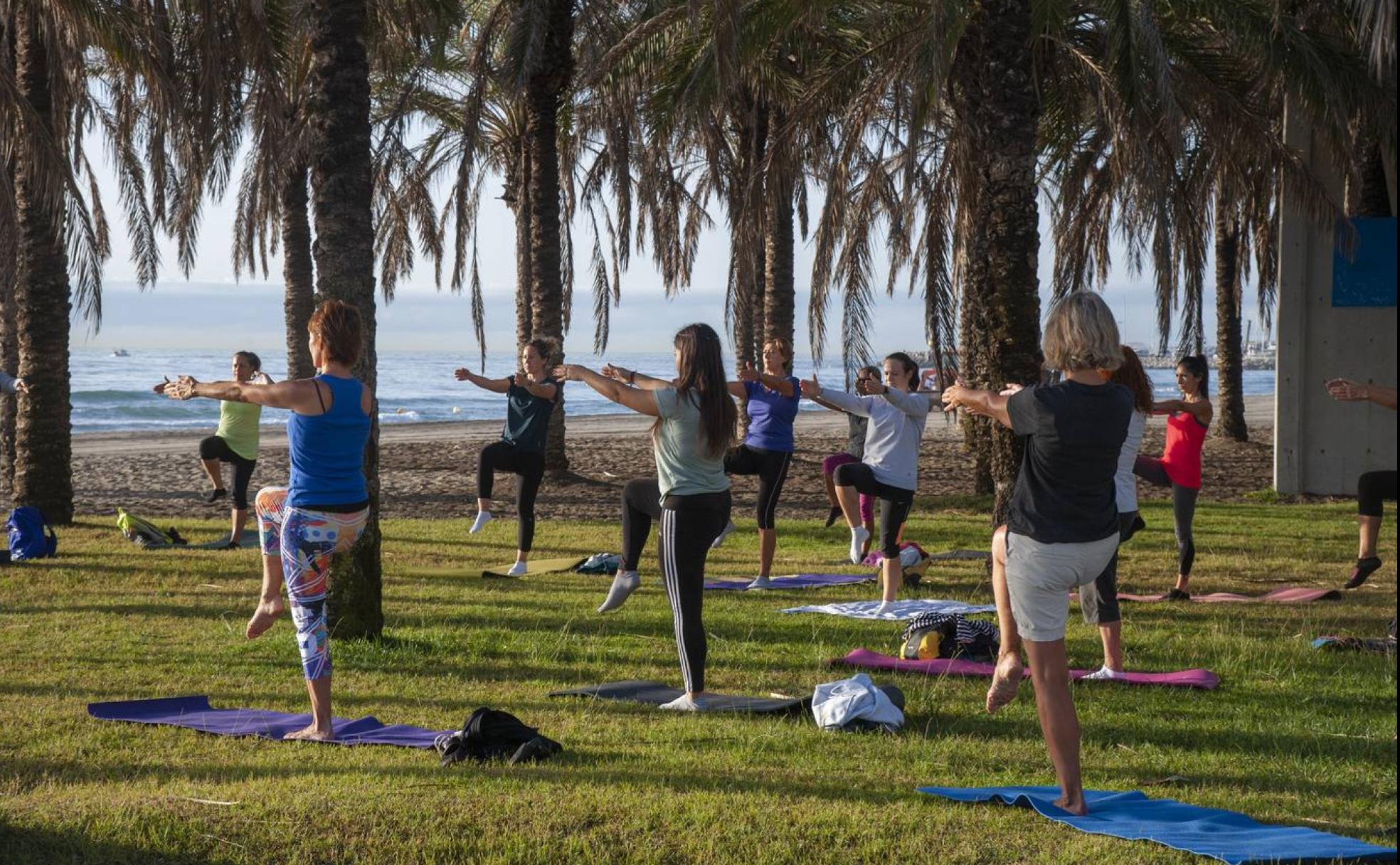 Deportistas practican pilates en una playa de Torremolinos. 