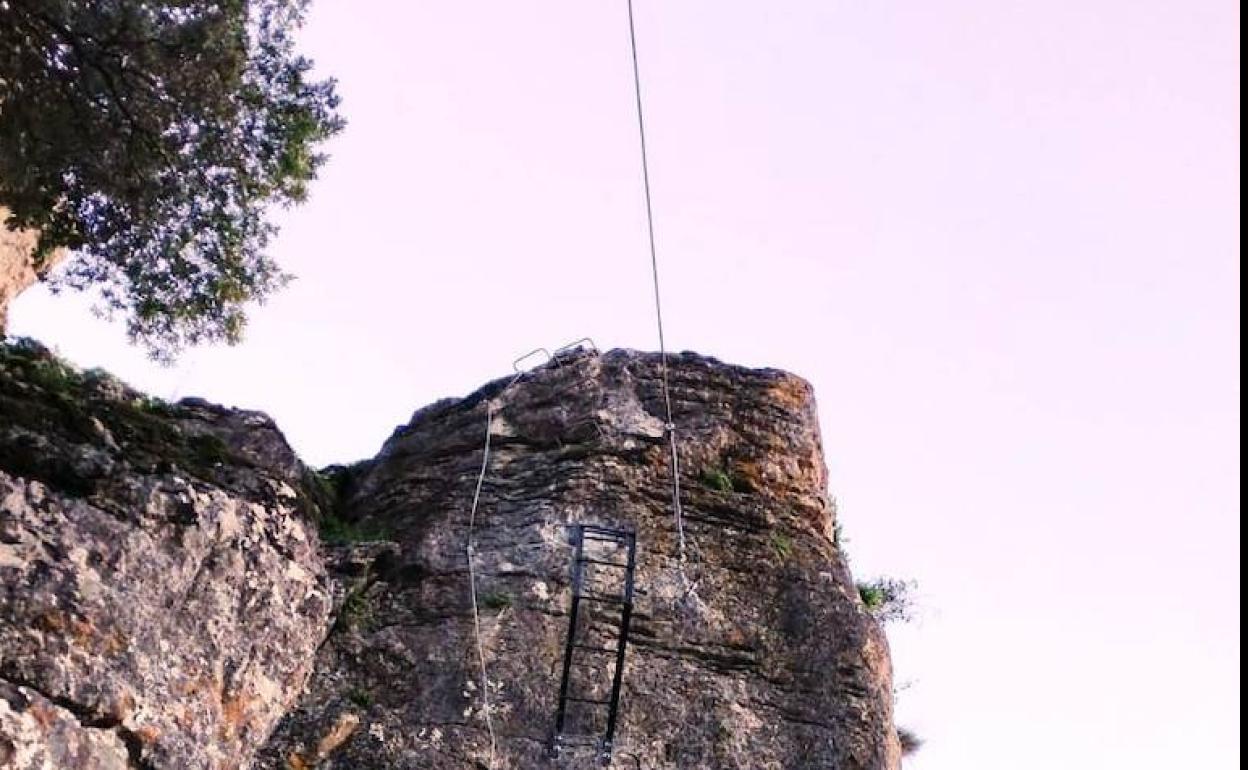 Instalan una tirolina de 52 metros en la vía ferrata del Hacho en Gaucín