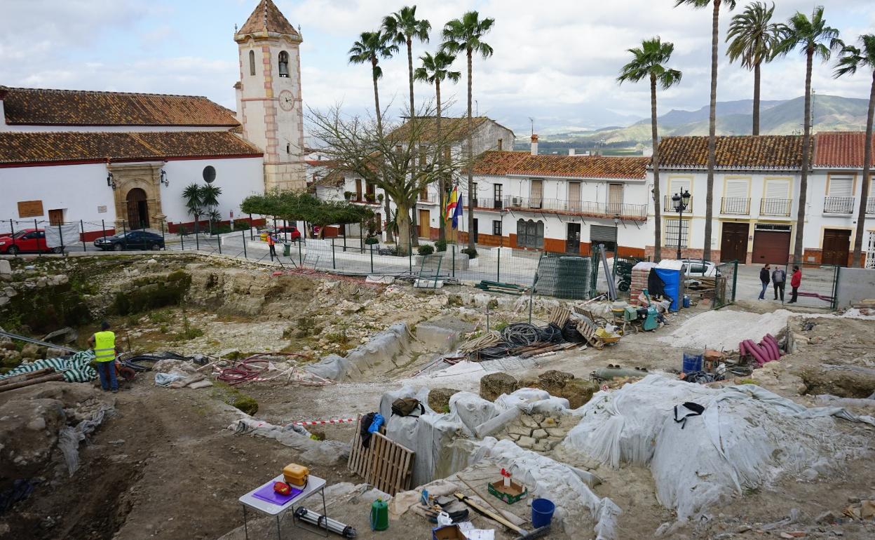 Trabajos arqueológicos en la Plaza de la Constitución de Cártama.