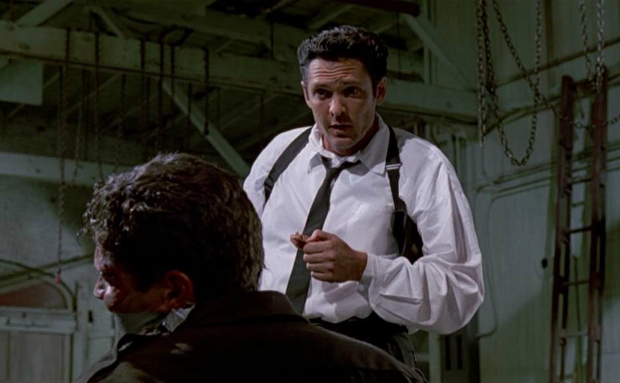 Michael Madsen, en la célebre escena, en la que bailaba y torturaba a un policía en 'Reservoir Dogs'. 