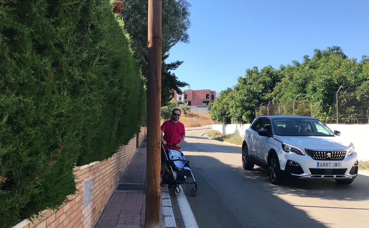 Alberto Romero, con un carrito de bebé en la zona. 