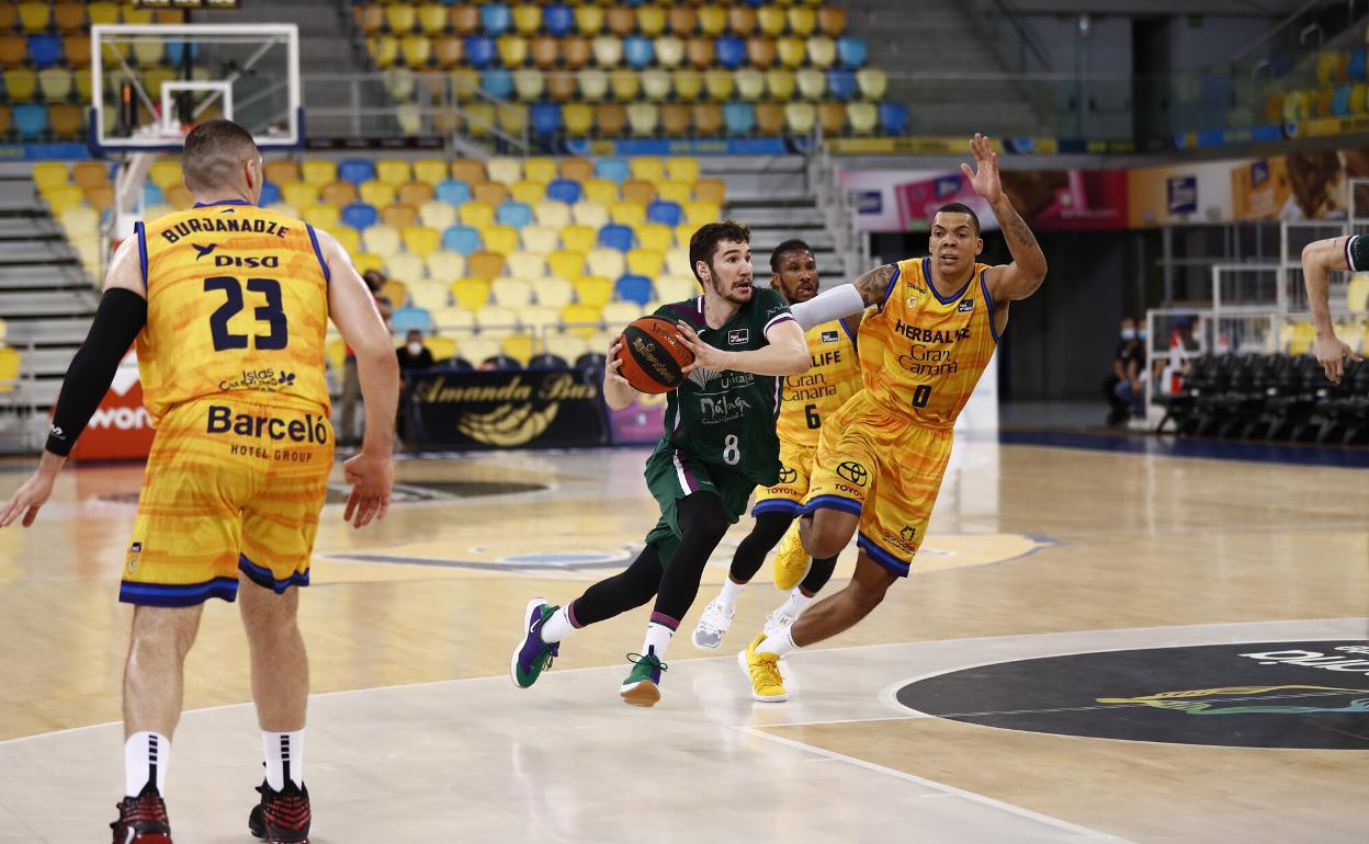 Brizuela penetra a canasta en el partido ante el Gran Canaria, que ganó el Unicaja. 