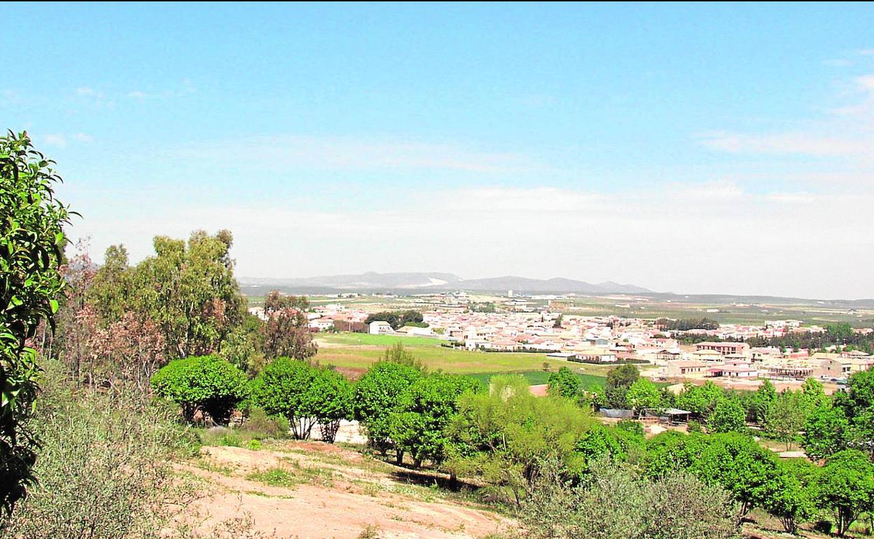 El pueblo de Humilladero está situado a los pies de esta amplia masa forestal. 