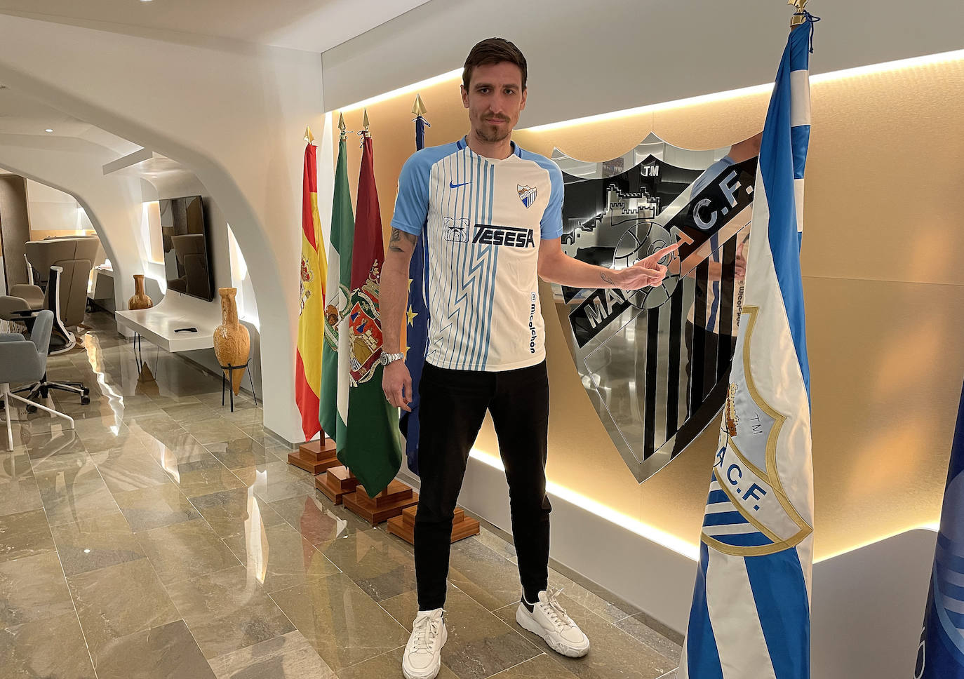 Scepovic posa ya con los colores blanquiazules. 