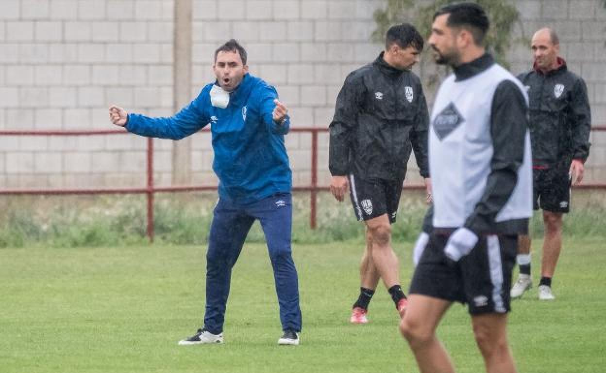 El entrenador de la U. D. Logroñés, Sergio Rodríguez, durante un entrenamiento de su equipo.