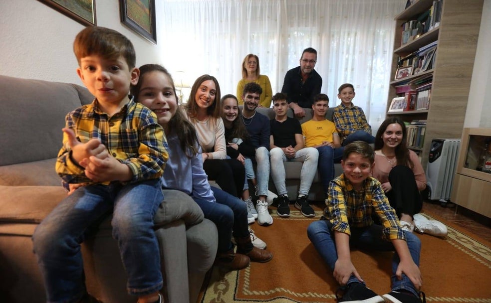 La familia Castillo Cobos, en el salón de su casa