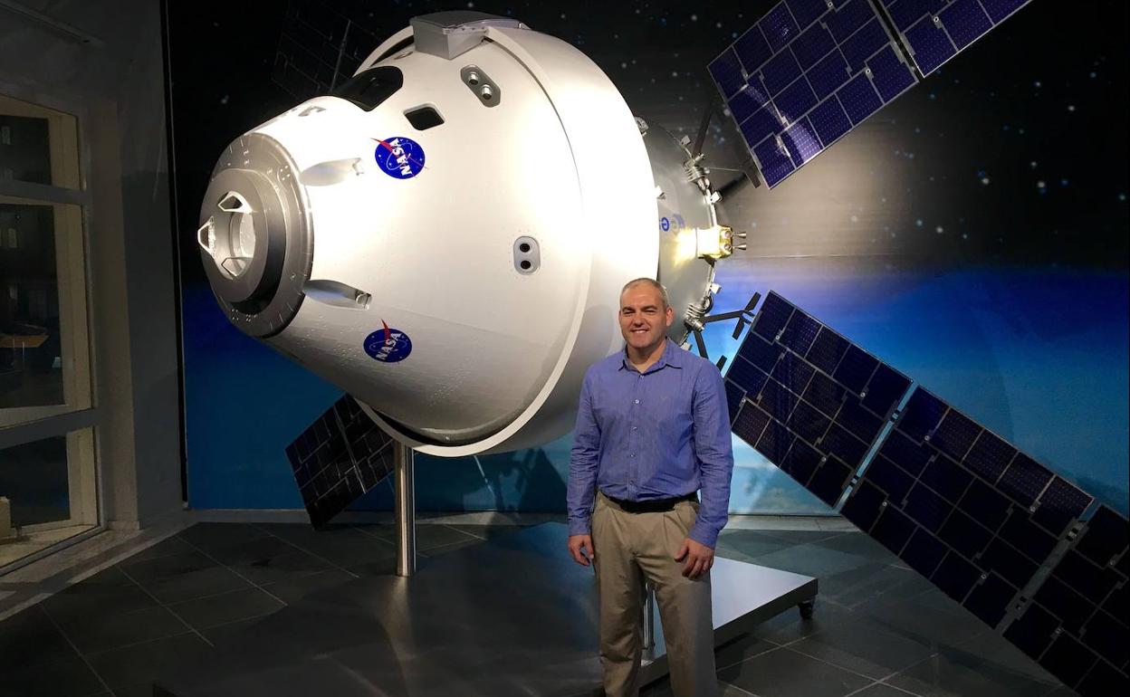 Carlos García-Galán, junto a un prototipo de la nave Orion en la NASA. 