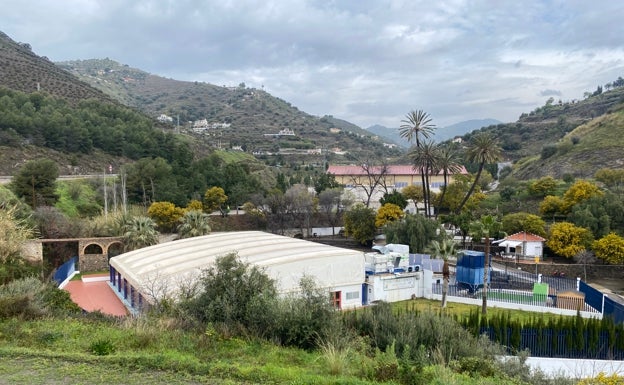 Imagen principal - Arriba, aspecto actual de la antigua finca, donde hay un complejo deportivo con campo de fútbol, pabellón y piscina climatizada; abajo a la izquierda, finca experimental con viñas resistentes a la filoxera, y a la derecha, la estación meteorológica de la finca. 