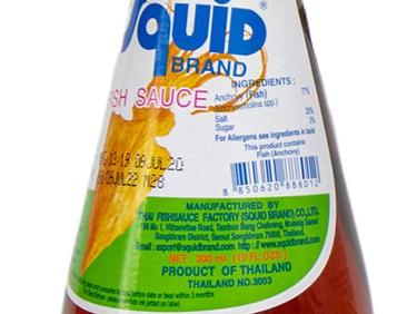 Imagen secundaria 1 - Colatura: Cetara, pueblecito de la costa amalfitana, es famosa por su colatura de alici (anchoa), pero en Sicilia hay también colatura de atún. Mal olor: Algunas salsas orientales como la de abajo despiden un olor infernal. Apicio ofrecía trucos para eliminar el mal olor de algunos garums. Textura: Ls salsas orientales que se comercializan en España suelen ser líquidas como el antiguo liquamen, pero también hay pastas..
