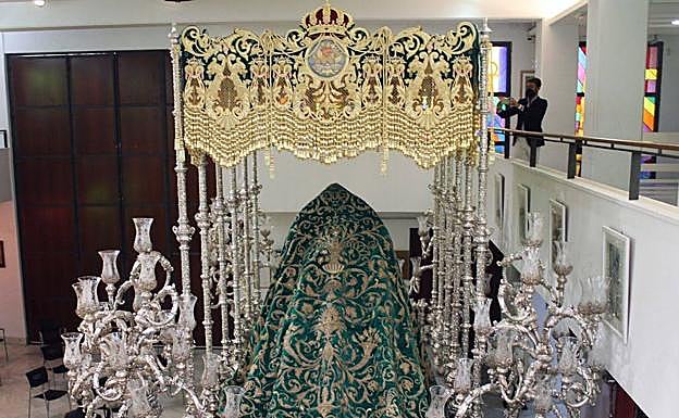 Imagen principal - La Cofradía de los Estudiantes presenta el nuevo palio para su titular mariana