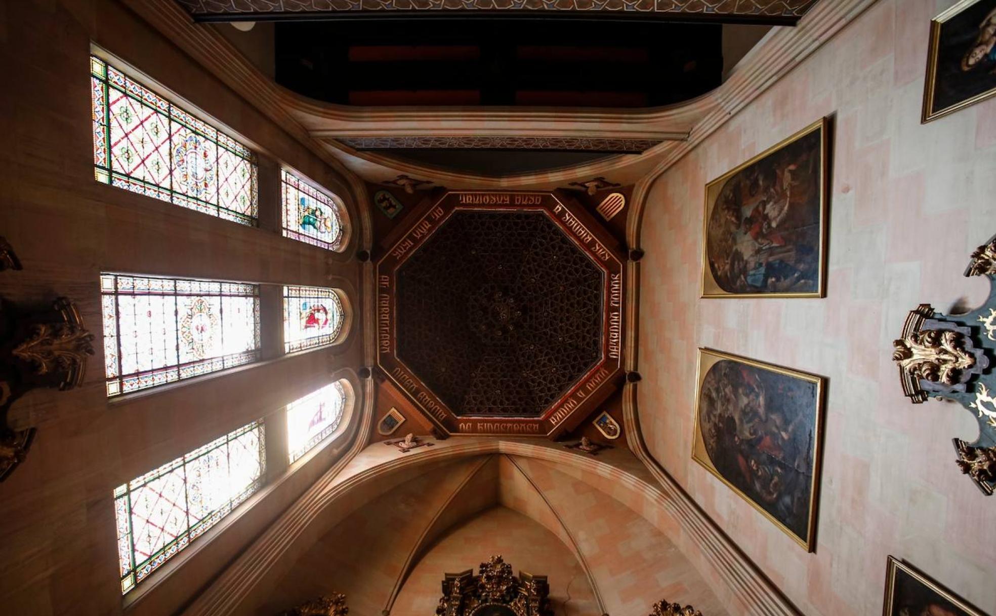 El techo de la capilla está cubierto por una hermosa armadura de madera octogonal procedente del primitivo edificio del siglo XVI. 