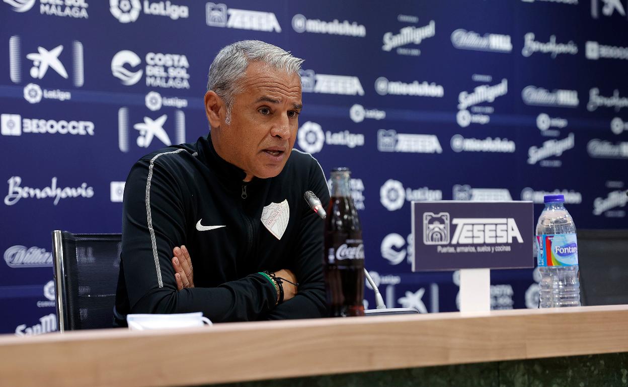 Sergio Pellicer, entrenador del Málaga, en la sala de prensa de La Rosaleda.