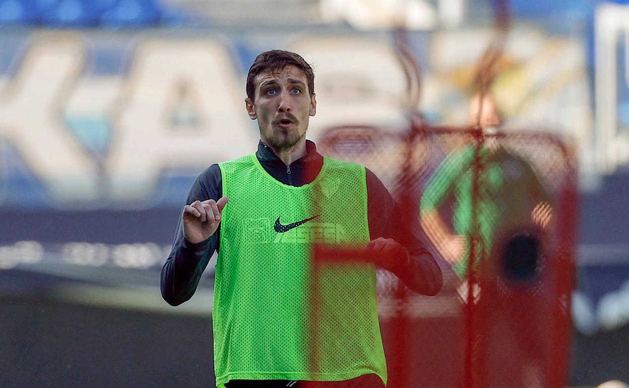 El nuevo delantero del Málaga, Scepovic, durante el entrenamiento de ayer en La Rosaleda. 