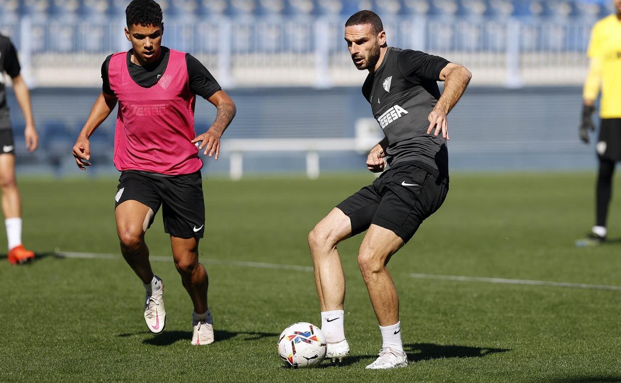 El jugador y capitán del Málaga, David Lombán, en un entrenamiento reciente con el equipo en La Rosaleda.