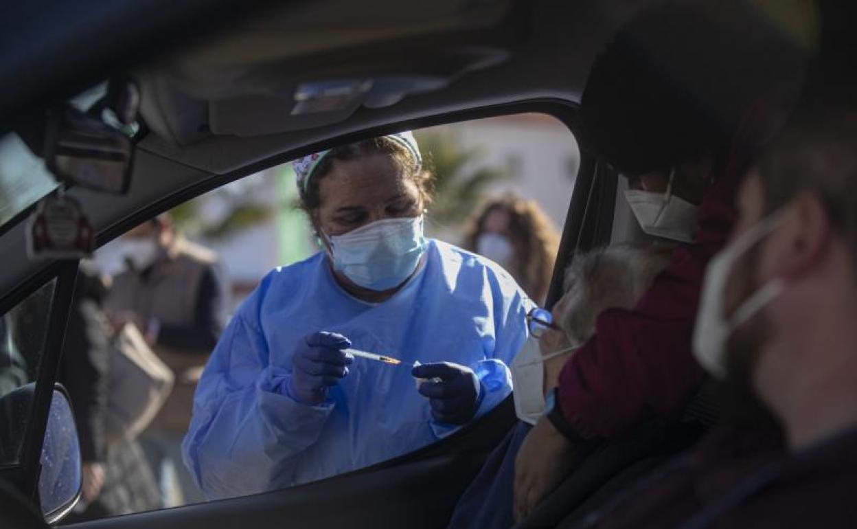 Andalucía suma cinco muertos, la menor cifra en dos meses, 842 casos y su tasa repunta hasta 121,5