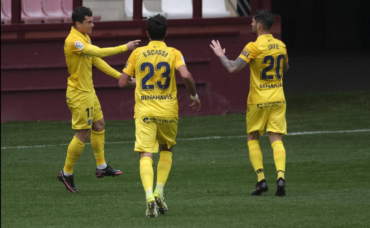 Rahmani, Escassi y Caye Quintana celebran el gol del Málaga. 