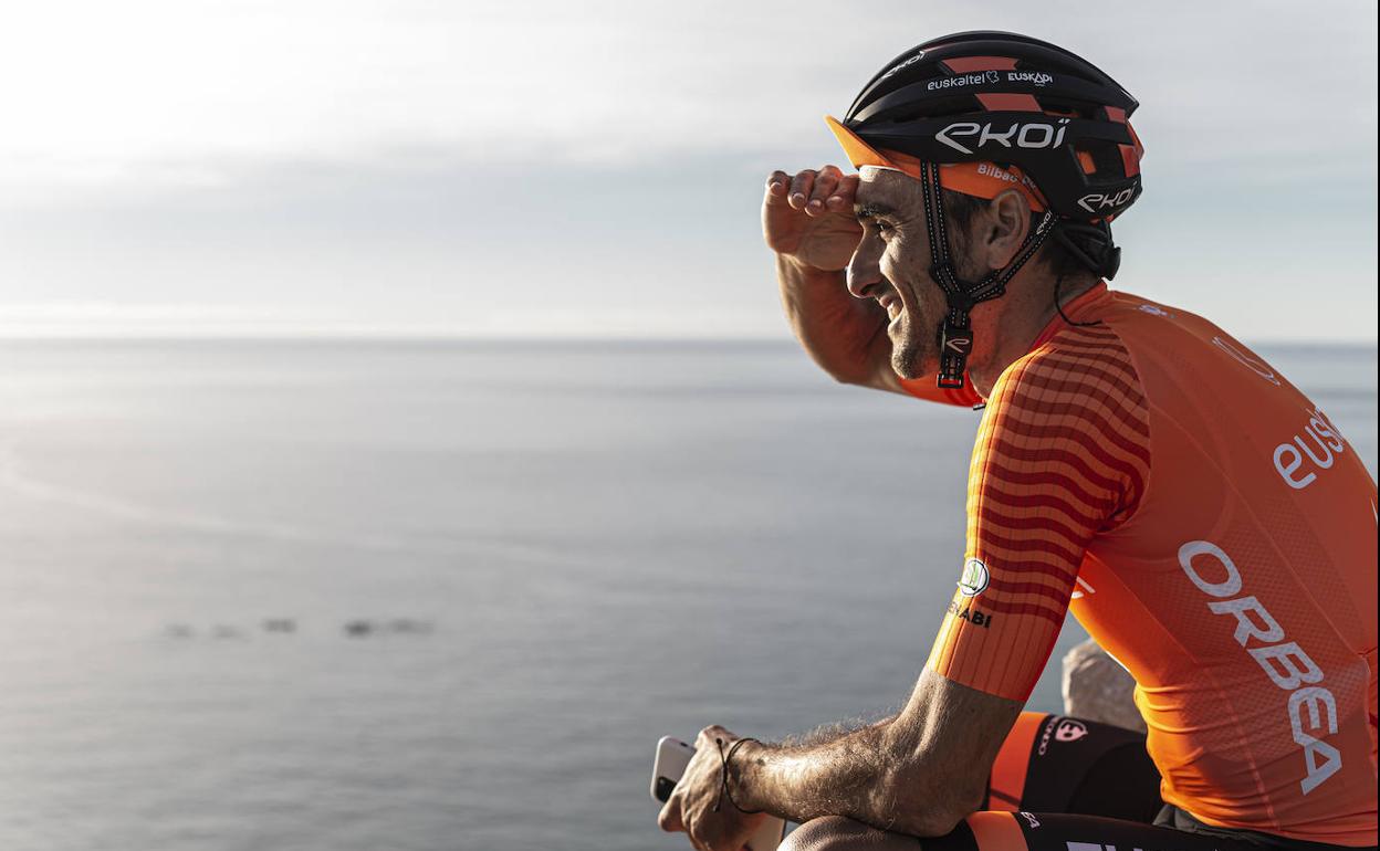 Luis Ángel Maté contempla un impresionante paisaje en un receso de un entrenamiento con el Euskaltel. 