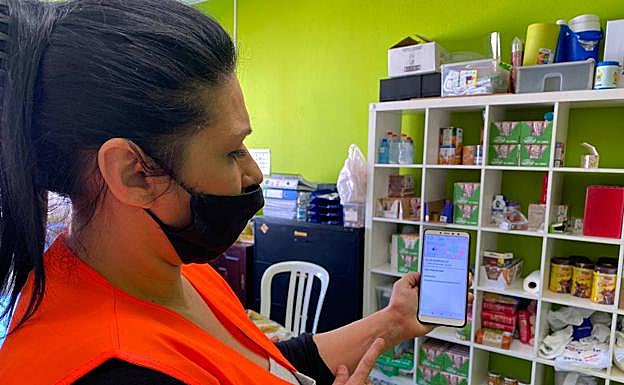 Rocío Martín muestra su ruta en Google Maps donde se suelen ubicar esas personas que no tienen hogar en el distrito. 