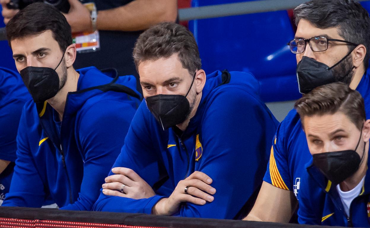 Pau Gasol observa el partido entre el Barcelona y el Casademont Zaragoza del sábado. 