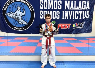 Imagen secundaria 1 - La alamedana Paqui Mates. Rafael González, a sus 11 años, está a dos exámenes de conseguir el cinturón negro dentro de la federación ITF. Erik Valverde con el trofeo andaluz 