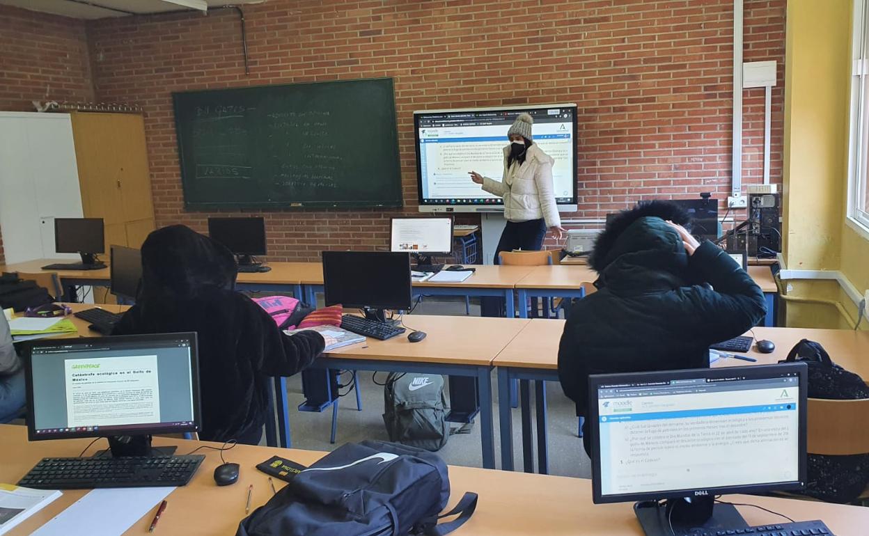 Profesora y alumnos, durante una clase en un centro escolar. 