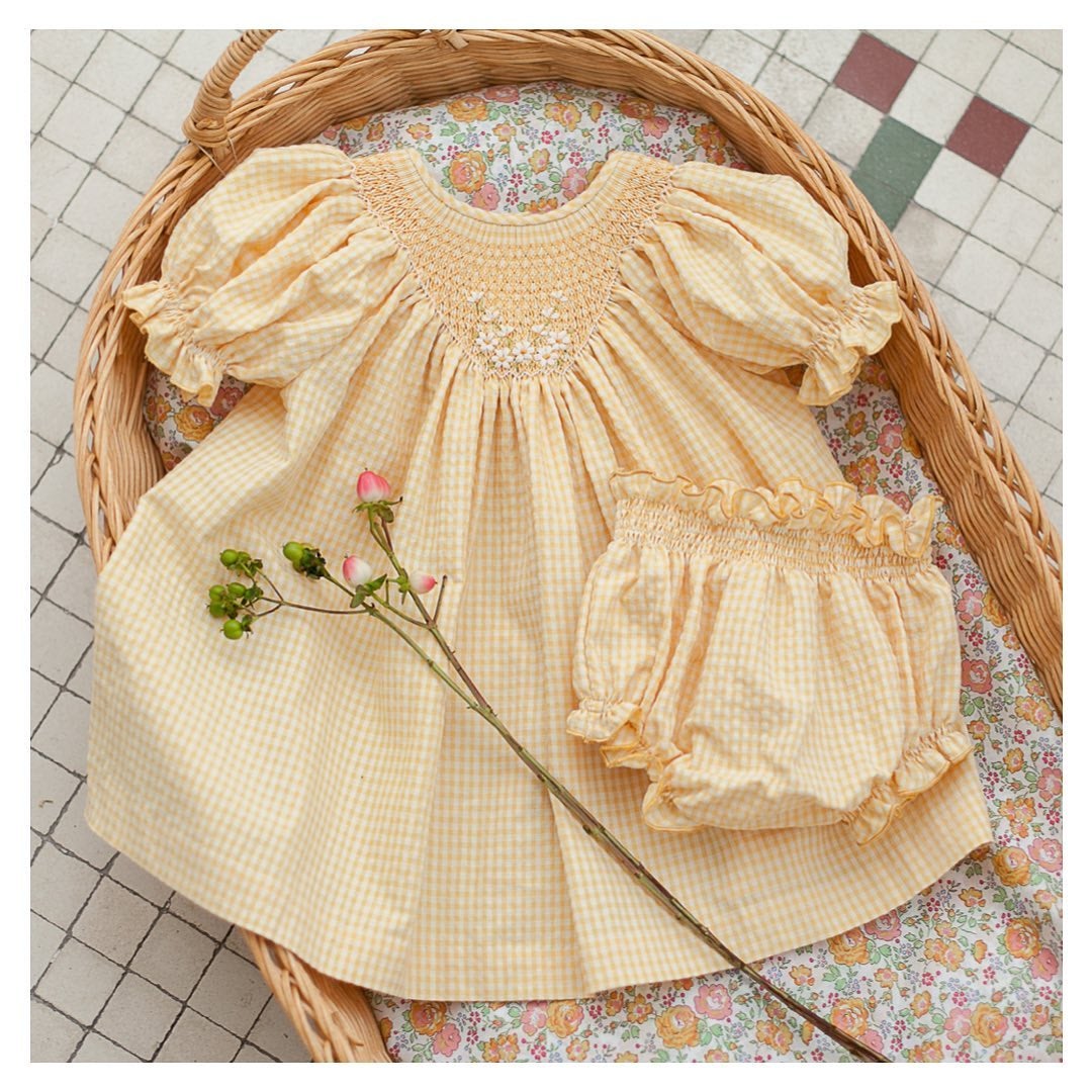 Bambula Kids viste a niños hasta los 12 años. Para esta primavera apuestan por los cuadros vichy, los estampados florales o las rayas en sus tres colecciones -Mykonos, Creta y Capri- en la que el celeste, el amarillo pastel, el coral o el color melocotón son protagonistas.