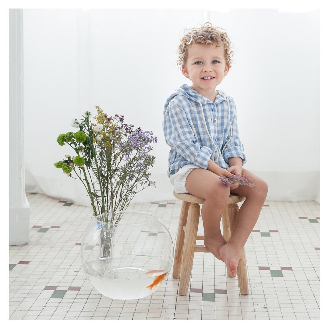 Bambula Kids viste a niños hasta los 12 años. Para esta primavera apuestan por los cuadros vichy, los estampados florales o las rayas en sus tres colecciones -Mykonos, Creta y Capri- en la que el celeste, el amarillo pastel, el coral o el color melocotón son protagonistas.