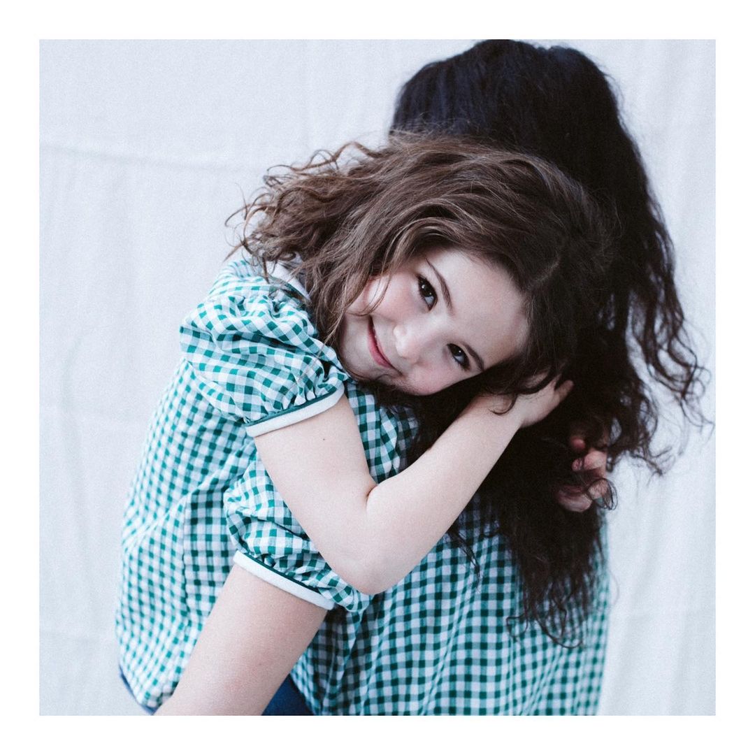 Birinit Petit ofrece múltiples opciones hasta los 10 años. Su nueva colección primavera/verano incluye además de ropa para coordinar hermanos de diferentes edades, camisas para mamás (para ir a juego), zapatos, baño -incluida una colección cápsula para papás-, mascarillas y lazos y diademas para el pelo. ¿Un plus? Todas sus prendas están confeccionadas en España en algodón 100%.