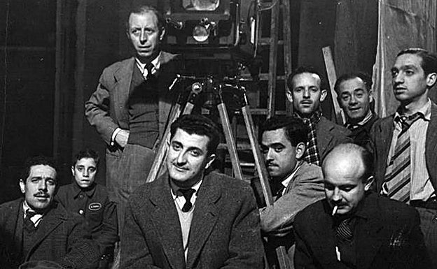 Imagen principal - Arriba, Juan Antonio Bardem (centro) y Luis García Berlanga (izquierda), en el rodaje de 'Esa pareja feliz'. Abajo, guion original del filme. Derecha, anuncio en SUR el 25 de julio de 1956 del estreno del filme en el Teatro Cervantes. 