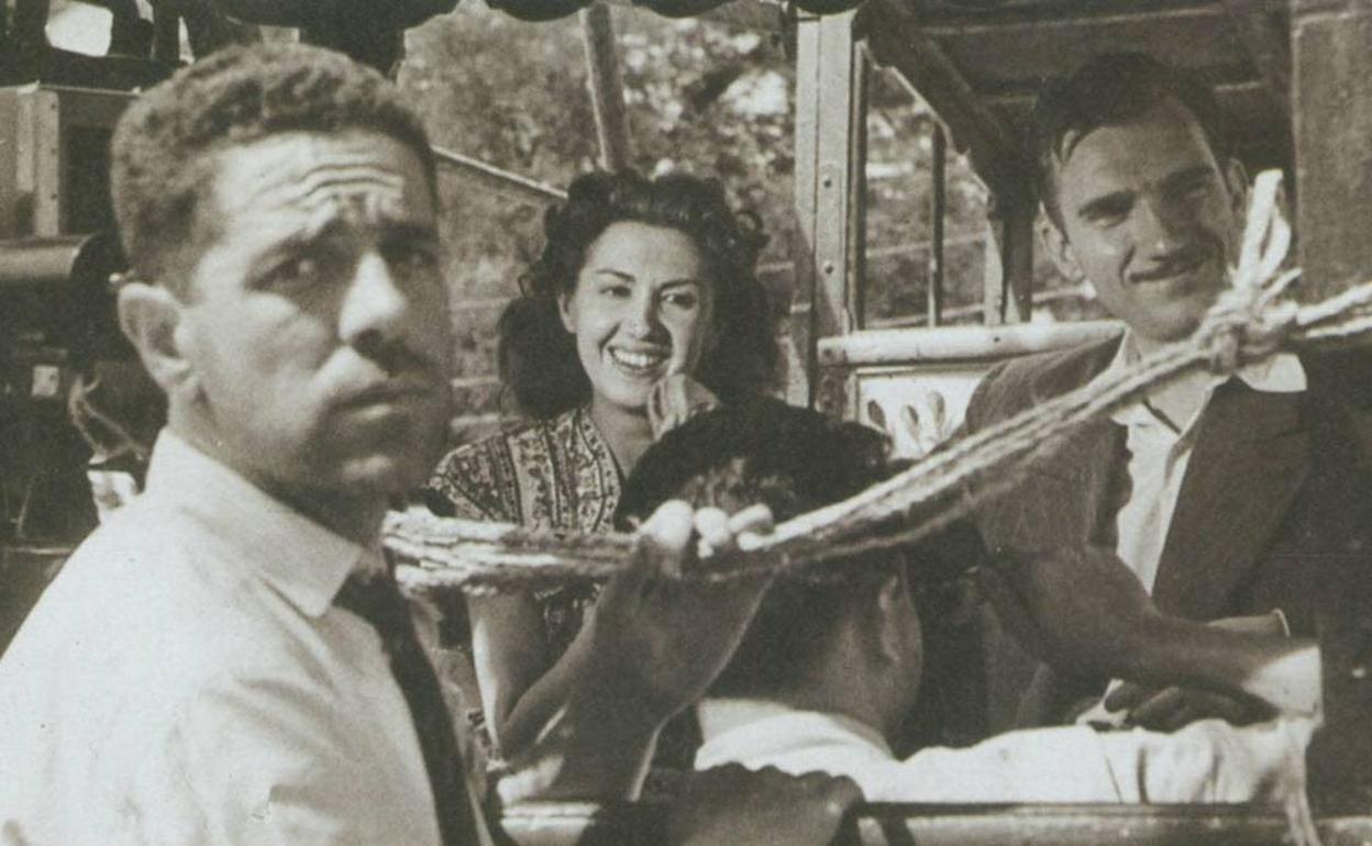 Luis García Berlanga, durante el rodaje de 'Esa pareja feliz', con Elvira Quintillá y Fernando Fernán-Gómez. 