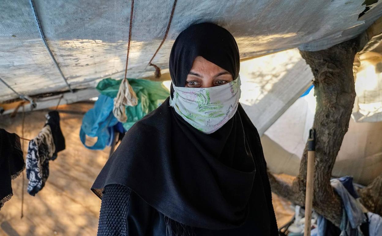 Imagen de archivo de una mujer refugiada en plena pandemia