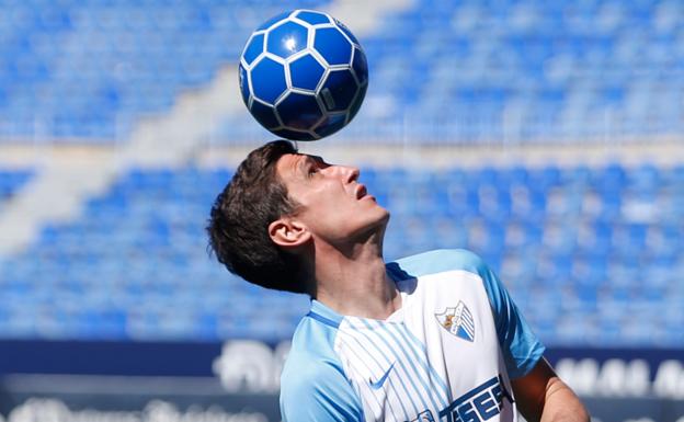 Imagen principal - Stefan Scepovic, durante su presentación como nuevo jugador del Málaga en el estadio de La Rosaleda.