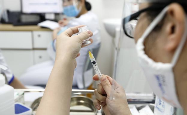 Vídeo | Vacuna de AstraZeneca contra el coronavirus: todo lo que tienes que saber tras su suspensión