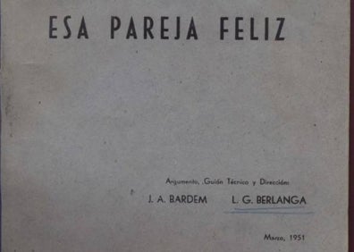 Imagen secundaria 1 - Arriba, Juan Antonio Bardem (centro) y Luis García Berlanga (izquierda), en el rodaje de 'Esa pareja feliz'. Abajo, guion original del filme. Derecha, anuncio en SUR el 25 de julio de 1956 del estreno del filme en el Teatro Cervantes. 