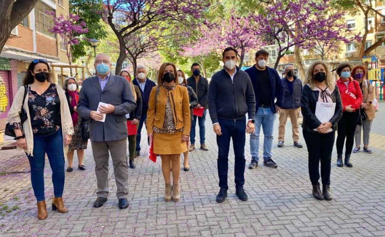 Ediles del PSOE y Adelante y asociaciones, ayer en La Luz, en contra de la Zona de Gran Afluencia Turística. 