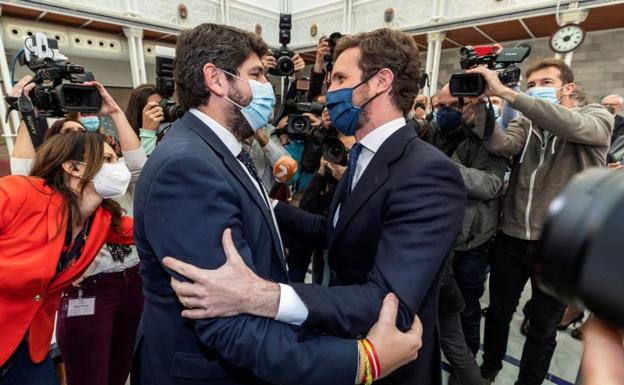 Pablo Casado felicita al presidente de Murcia, Fernando López Miras. 