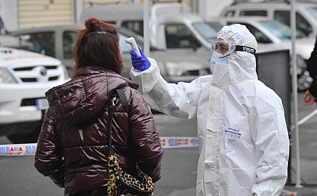 Andalucía registra 49 muertes, supera los mil contagios y rebaja su tasa tras cuatro días al alza