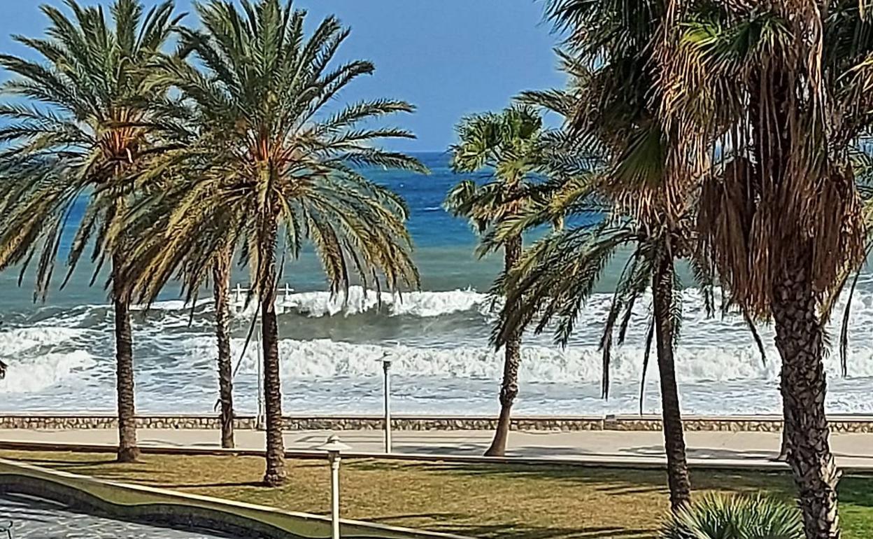 Meteorología prevé olas de hasta tres metros este sábado en el litoral malagueño. 