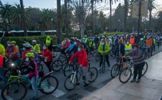 Protesta de los ciclistas a las puertas del Ayuntamiento. 