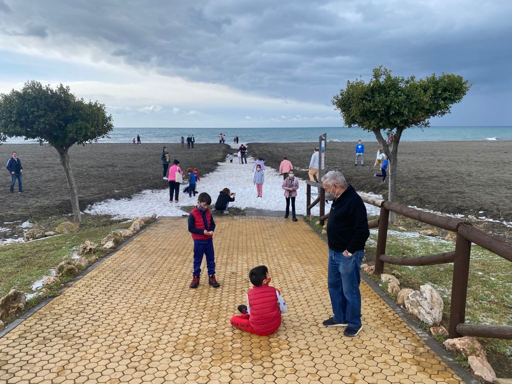 Fotos: Insólita imagen de la playa de Benajarafe tras la fuerte granizada de esta mañana