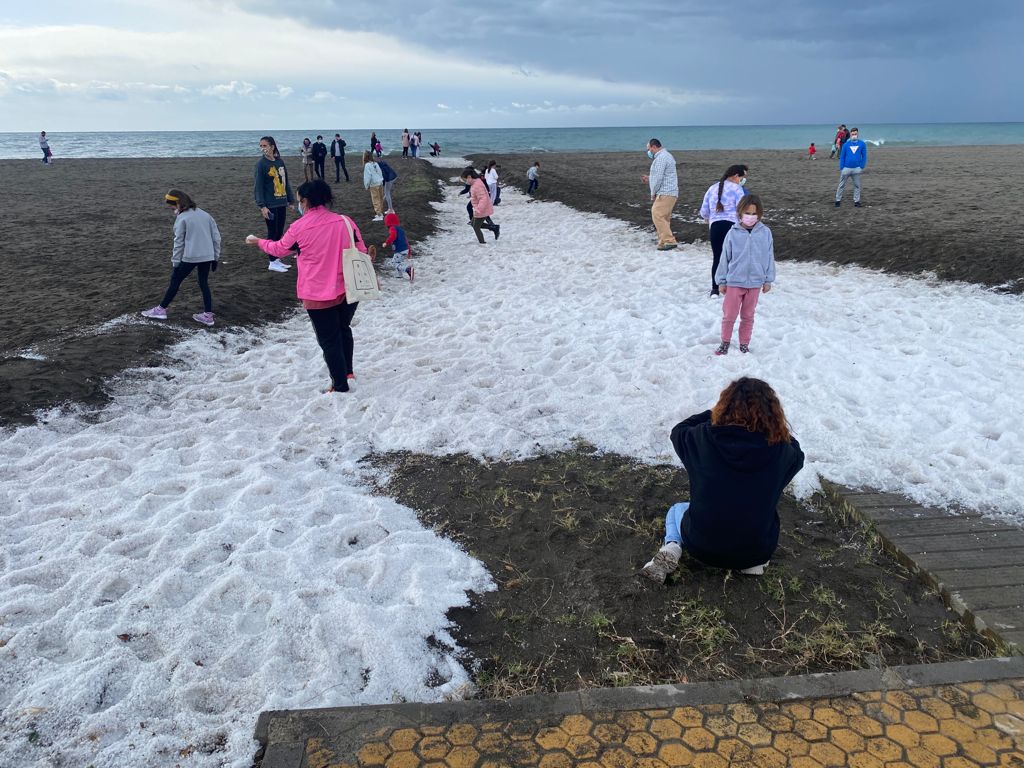 Fotos: Insólita imagen de la playa de Benajarafe tras la fuerte granizada de esta mañana