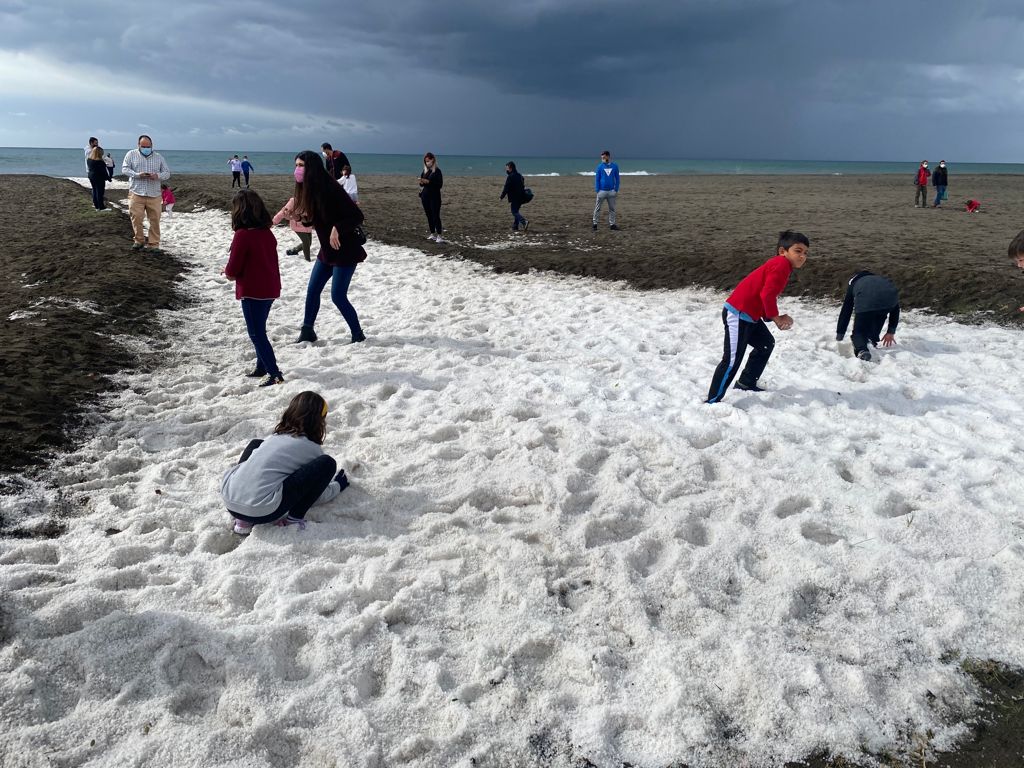 Fotos: Insólita imagen de la playa de Benajarafe tras la fuerte granizada de esta mañana