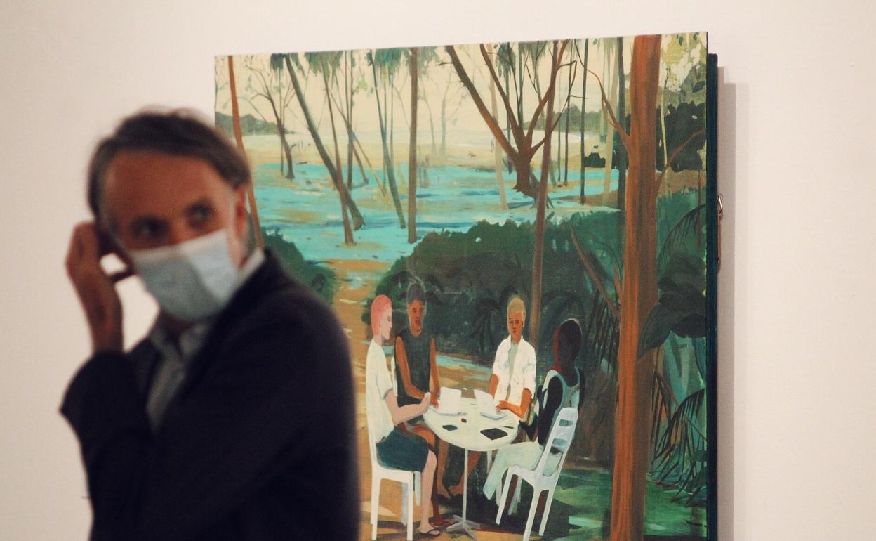 Jules de Balincourt, junto a una de sus obras en el CAC. FRANCISCO HINOJOSA