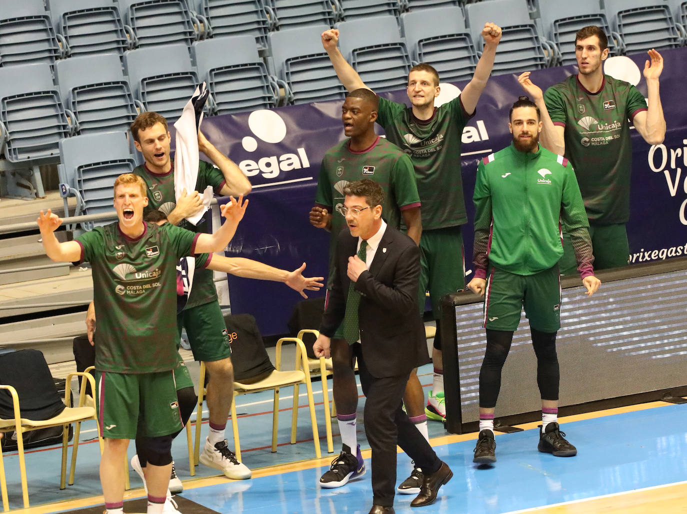 El Unicaja sobrevive a un pésimo final y gana al Obradoiro con un triple de Brizuela