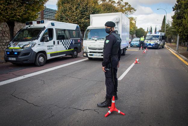 Agentes vigilan en un control de movilidad. 