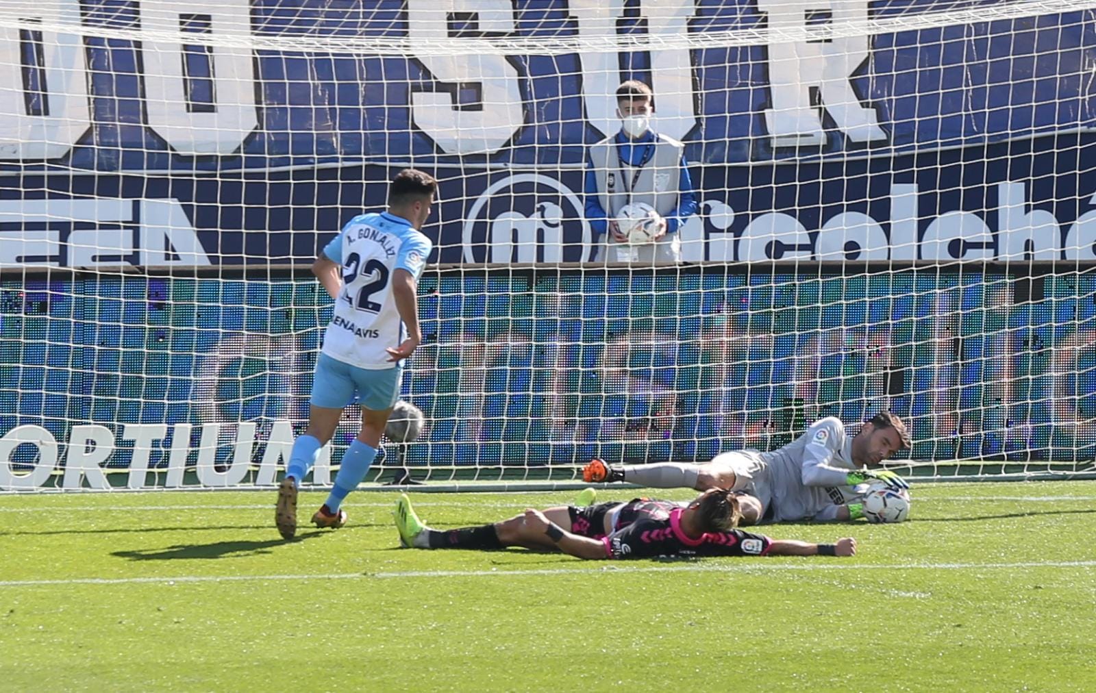 El Málaga no pasa del empate por el conformismo y un error arbitral