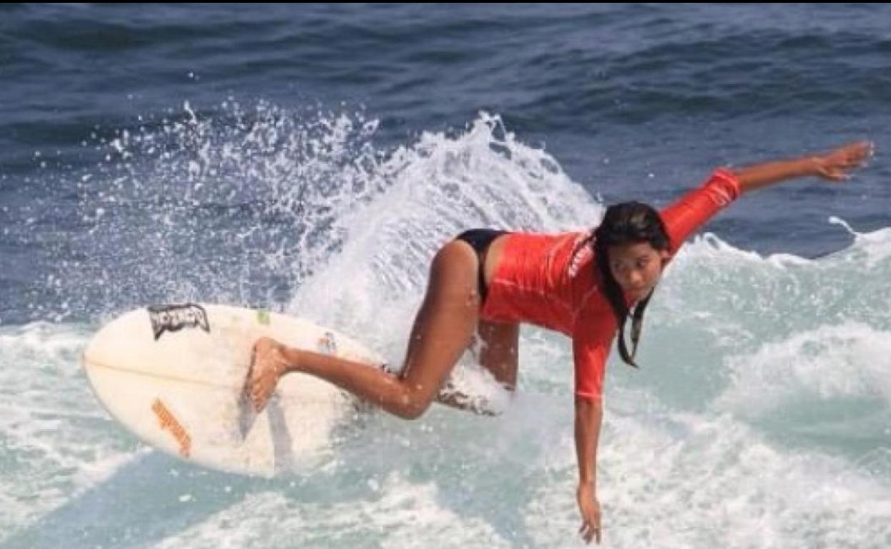 Katy Díaz con la selección salvadoreña de surf